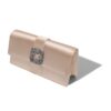 Capri Beige satinklämväska med smyckesspänne Capri Beige satinklämväska med smyckesspänne