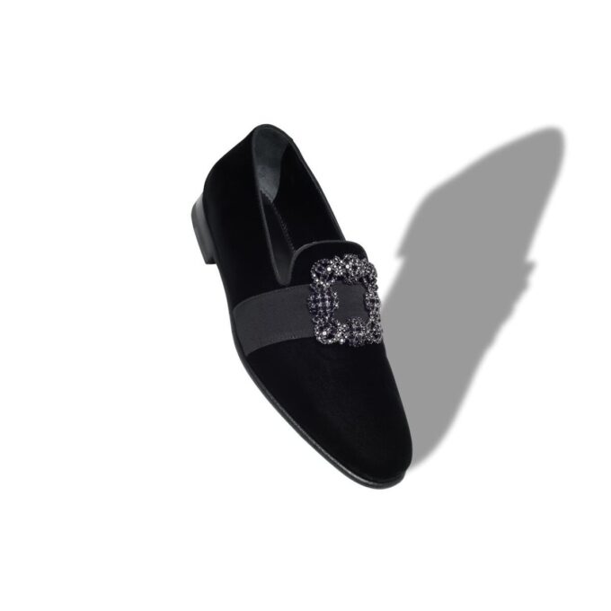 CARLTON Loafers i svart sammet med smyckesknäppe CARLTON Loafers i svart sammet med smyckesknäppe