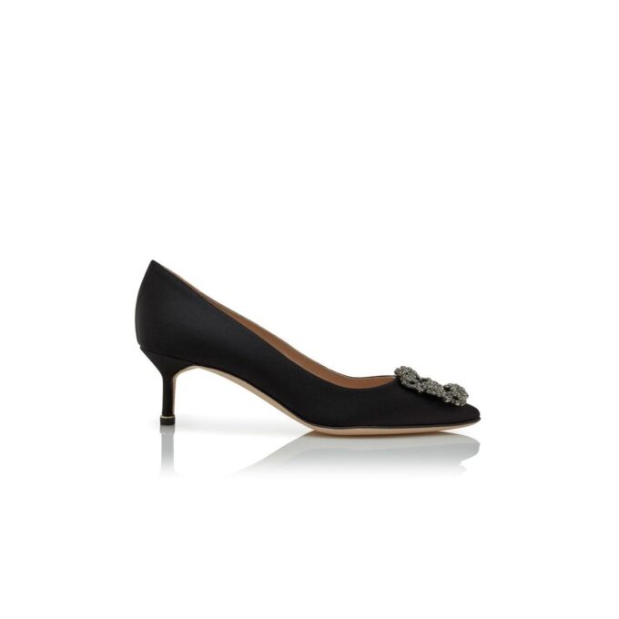 Hangisi 50 Svarta pumps i satin med spännen Hangisi 50 Svarta pumps i satin med spännen