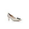 Hangisi 50 Vita pumps i satin med smyckesknäppe Hangisi 50 Vita pumps i satin med smyckesknäppe