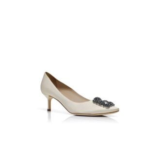 Hangisi 50 Vita pumps i satin med smyckesknäppe