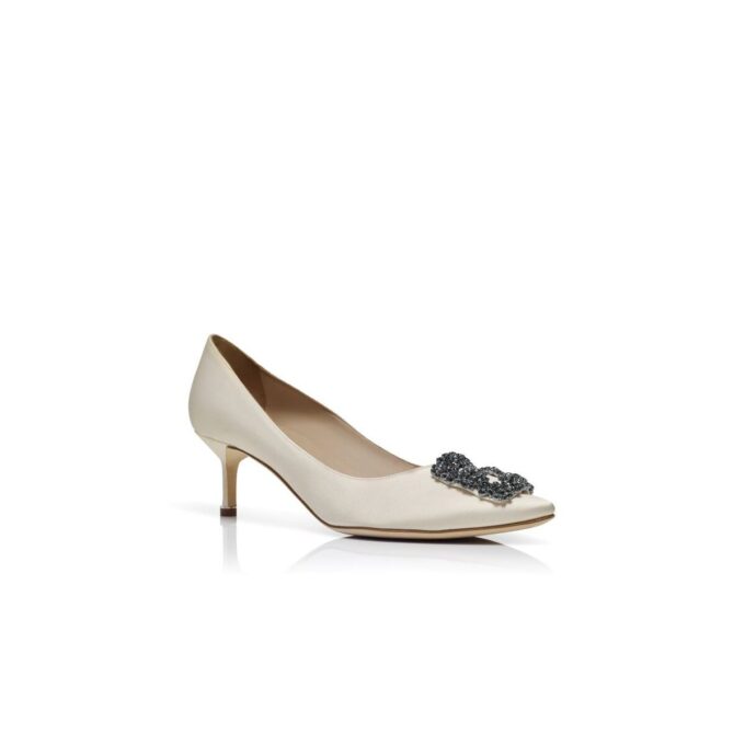 Hangisi 50 Vita pumps i satin med smyckesknäppe Hangisi 50 Vita pumps i satin med smyckesknäppe