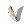 Hangisi 50 Vita pumps i satin med smyckesknäppe Hangisi 50 Vita pumps i satin med smyckesknäppe