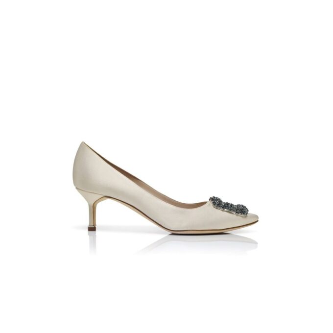 Hangisi 50 Vita pumps i satin med smyckesknäppe Hangisi 50 Vita pumps i satin med smyckesknäppe