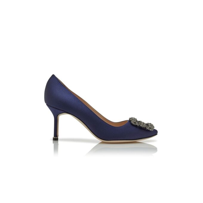 Hangisi 70 Marinblå satin pumps med smyckespänne Hangisi 70 Marinblå satin pumps med smyckespänne