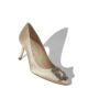 Hangisi 70 Pumps i champagnesatin med smyckesknäppe Hangisi 70 Pumps i champagnesatin med smyckesknäppe