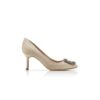 Hangisi 70 Pumps i champagnesatin med smyckesknäppe Hangisi 70 Pumps i champagnesatin med smyckesknäppe