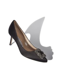 Hangisi 70 Svarta pumps i satin med smyckespänne