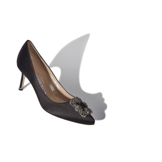 Hangisi 70 Svarta pumps i satin med smyckespänne Hangisi 70 Svarta pumps i satin med smyckespänne