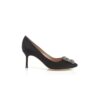 Hangisi 70 Svarta pumps i satin med smyckespänne Hangisi 70 Svarta pumps i satin med smyckespänne