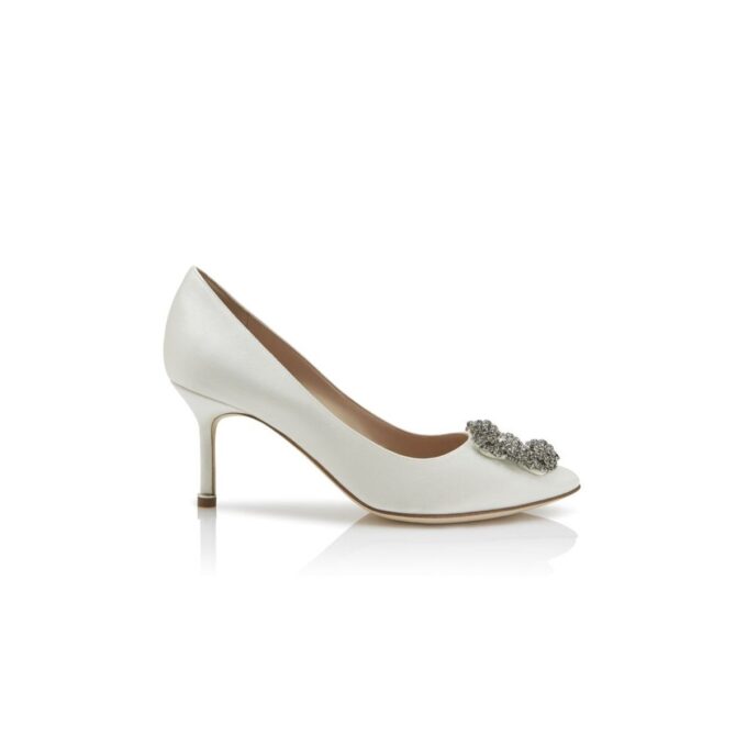 Hangisi 70 Vita pumps i satin med smyckespänne Hangisi 70 Vita pumps i satin med smyckespänne