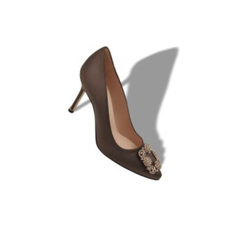 Hangisi 90 Bruna satin pumps med smyckesknäppe