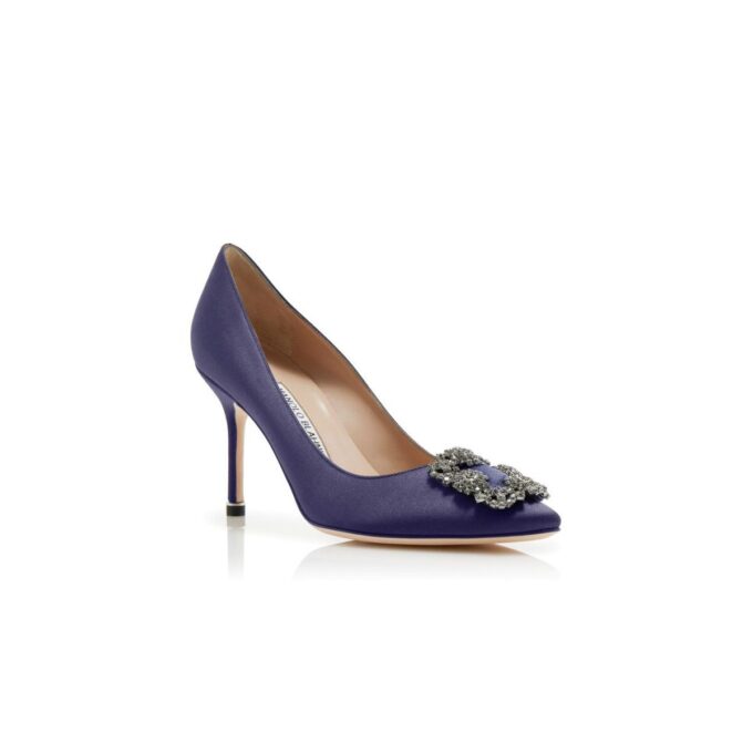 Hangisi 90 Marinblå pumps i satin med smyckesknäppe Hangisi 90 Marinblå pumps i satin med smyckesknäppe