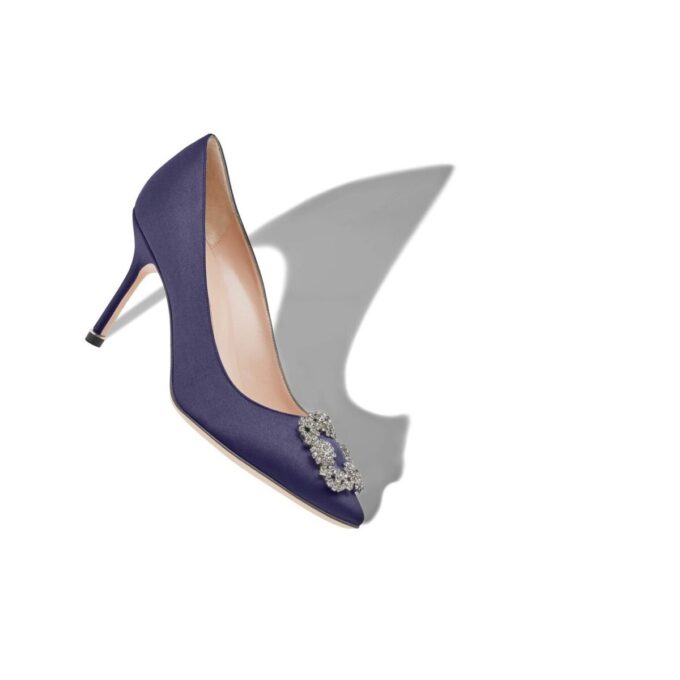 Hangisi 90 Marinblå pumps i satin med smyckesknäppe Hangisi 90 Marinblå pumps i satin med smyckesknäppe