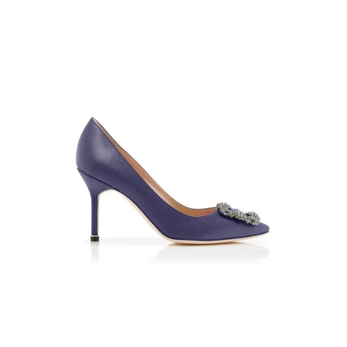 Hangisi 90 Marinblå pumps i satin med smyckesknäppe Hangisi 90 Marinblå pumps i satin med smyckesknäppe