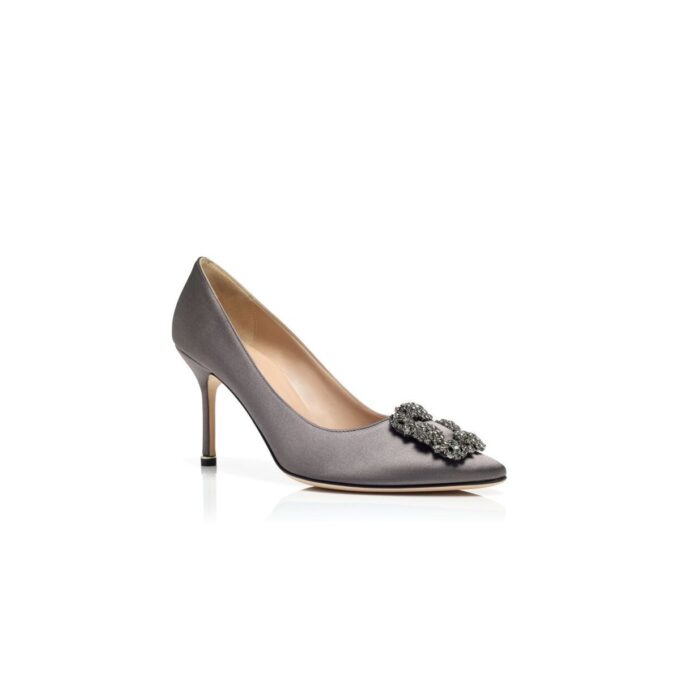 Hangisi 90 Mörkgrå pumps i satin med smyckespänne Hangisi 90 Mörkgrå pumps i satin med smyckespänne