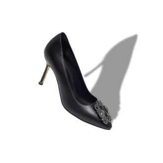 Hangisi 90 Svarta pumps i läder med smyckesknäppe