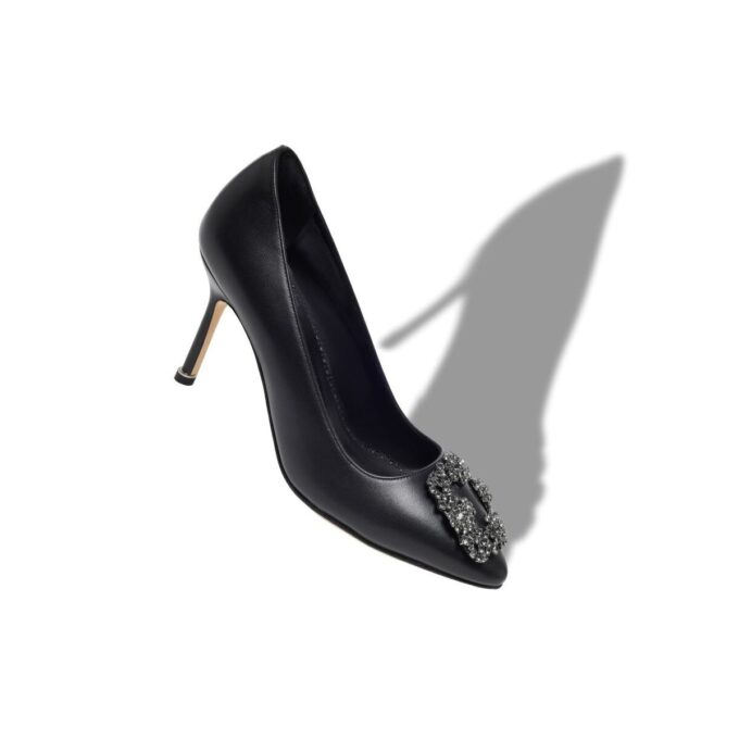 Hangisi 90 Svarta pumps i läder med smyckesknäppe Hangisi 90 Svarta pumps i läder med smyckesknäppe