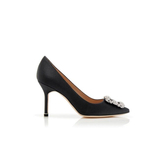 Hangisi 90 Svarta pumps i satin med spännen Hangisi 90 Svarta pumps i satin med spännen
