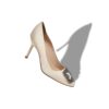 Hangisi 90 Vita pumps i satin med smyckesknäppe Hangisi 90 Vita pumps i satin med smyckesknäppe