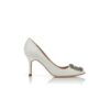 Hangisi 90 Vita pumps i satin med smyckesknäppe Hangisi 90 Vita pumps i satin med smyckesknäppe