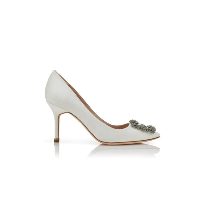 Hangisi 90 Vita pumps i satin med smyckesknäppe Hangisi 90 Vita pumps i satin med smyckesknäppe