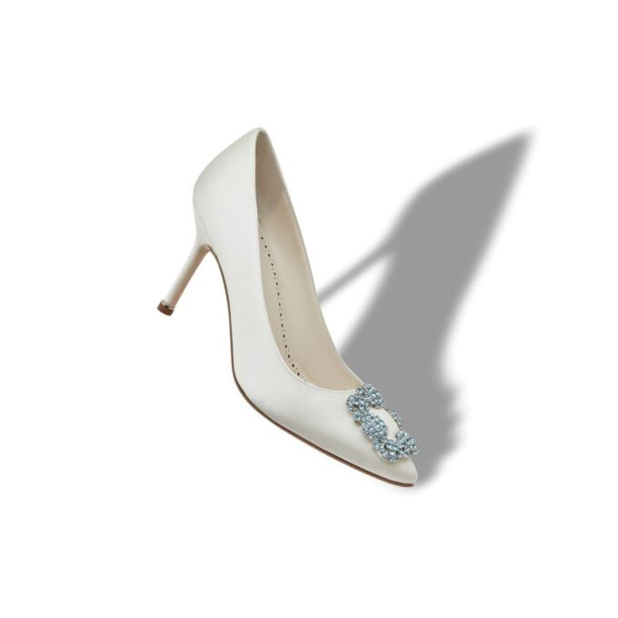 HANGISI BRIDAL 90 Vita pumps i satin med smyckespänne HANGISI BRIDAL 90 Vita pumps i satin med smyckespänne