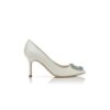 HANGISI BRIDAL 90 Vita pumps i satin med smyckespänne HANGISI BRIDAL 90 Vita pumps i satin med smyckespänne