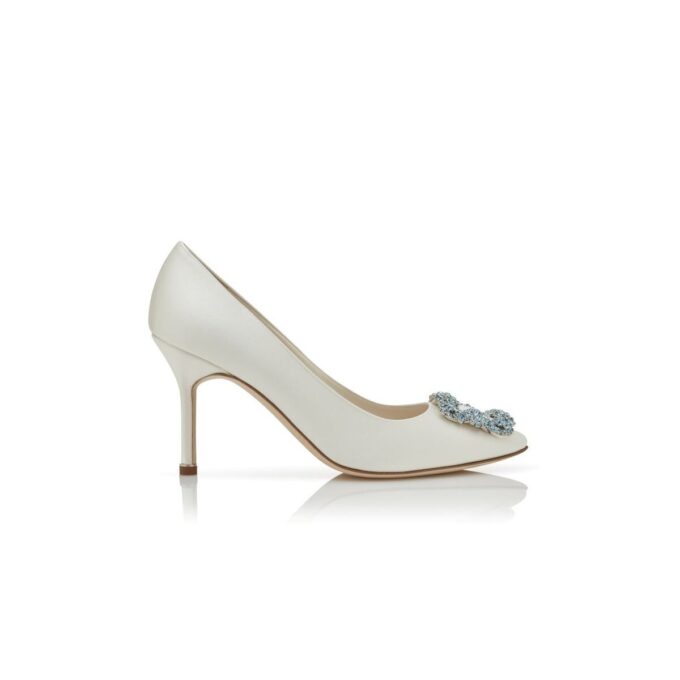 HANGISI BRIDAL 90 Vita pumps i satin med smyckespänne HANGISI BRIDAL 90 Vita pumps i satin med smyckespänne