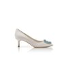 HANGISI BRIDE 50 Vita pumps i satin med smyckespänne HANGISI BRIDE 50 Vita pumps i satin med smyckespänne
