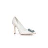 HANGISI BRIDE Vita Pumps i satin med smyckesknäppe HANGISI BRIDE Vita Pumps i satin med smyckesknäppe