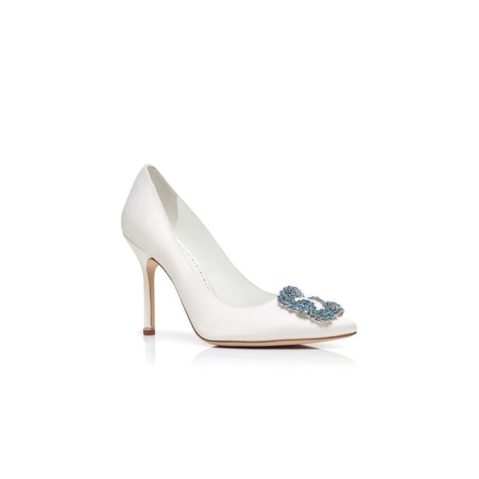 HANGISI BRIDE Vita Pumps i satin med smyckesknäppe HANGISI BRIDE Vita Pumps i satin med smyckesknäppe