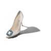 HANGISI BRIDE Vita Pumps i satin med smyckesknäppe HANGISI BRIDE Vita Pumps i satin med smyckesknäppe