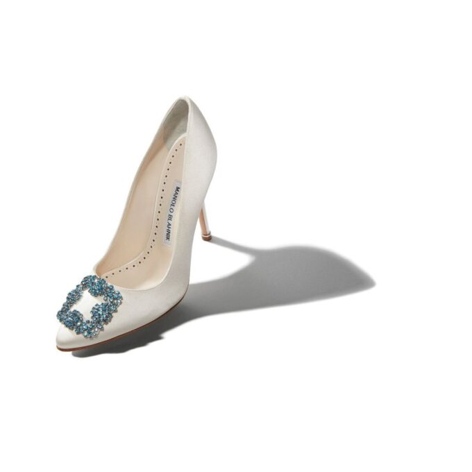 HANGISI BRIDE Vita Pumps i satin med smyckesknäppe HANGISI BRIDE Vita Pumps i satin med smyckesknäppe