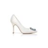 HANGISI BRIDE Vita Pumps i satin med smyckesknäppe HANGISI BRIDE Vita Pumps i satin med smyckesknäppe