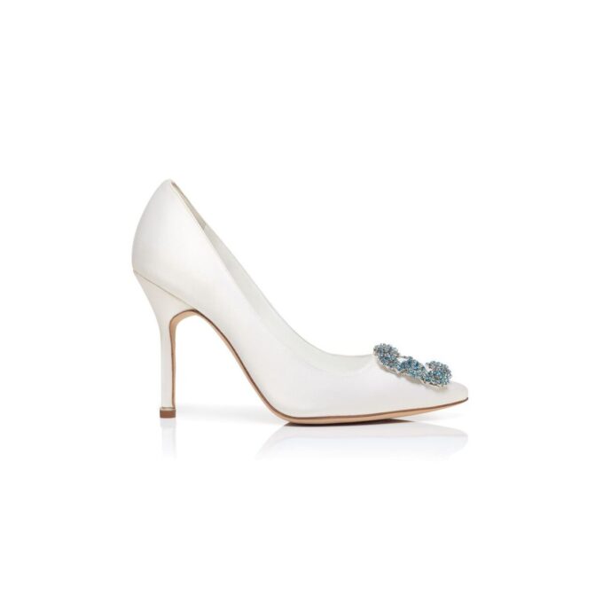 HANGISI BRIDE Vita Pumps i satin med smyckesknäppe HANGISI BRIDE Vita Pumps i satin med smyckesknäppe