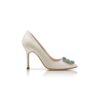 HANGISI BRIDE Vita Pumps i satin med smyckesknäppe HANGISI BRIDE Vita Pumps i satin med smyckesknäppe