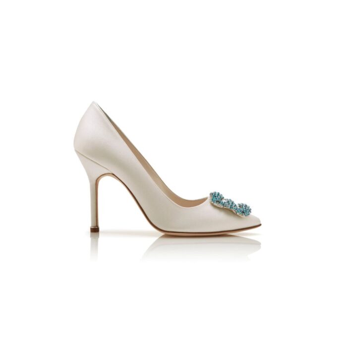 HANGISI BRIDE Vita Pumps i satin med smyckesknäppe HANGISI BRIDE Vita Pumps i satin med smyckesknäppe