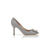 Hangisi GLITTER 90 Pumps i silverglittrande tyg med smyckesknäppe Hangisi GLITTER 90 Pumps i silverglittrande tyg med smyckesknäppe