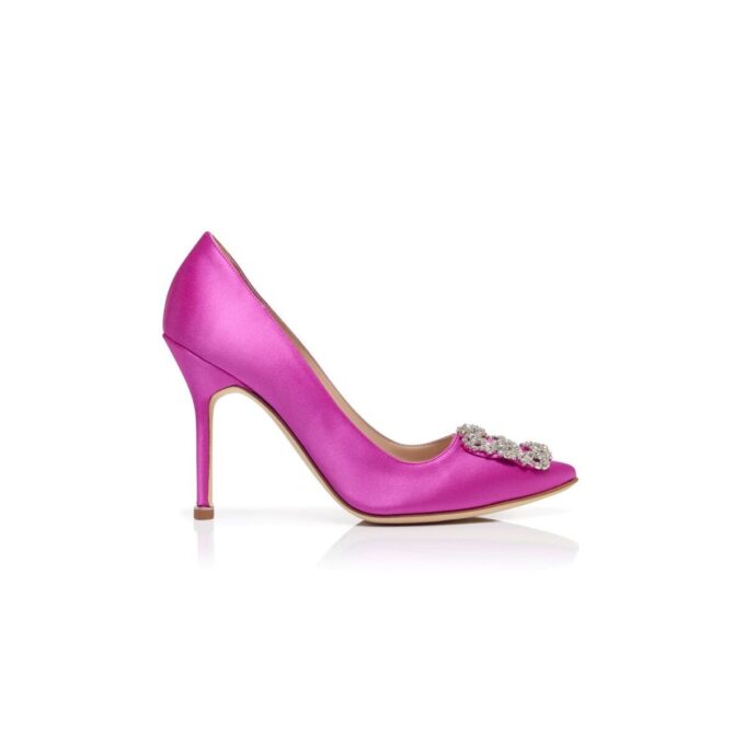 Hangisi Pumps i fuchsiafärgad satin med smyckespänne Hangisi Pumps i fuchsiafärgad satin med smyckespänne