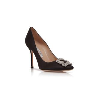 Hangisi svarta satin pumps med spänne Hangisi svarta satin pumps med spänne