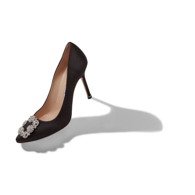 Hangisi svarta satin pumps med spänne Hangisi svarta satin pumps med spänne