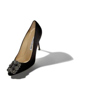 Hangisi svarta satin pumps med spänne Hangisi svarta satin pumps med spänne