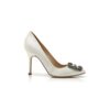 Hangisi Vita pumps i satin med smyckesknäppe Hangisi Vita pumps i satin med smyckesknäppe