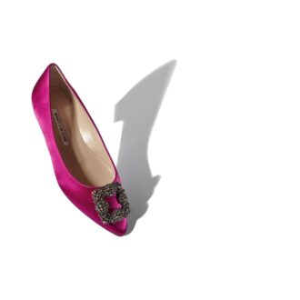 Hangisiflat Mörkfuchsia satinpumps med smyckespänne