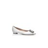 Hangisiflat Vita platta pumps i satin med spännen Hangisiflat Vita platta pumps i satin med spännen