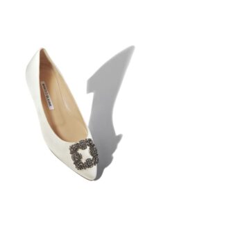 Hangisiflat Vita platta pumps i satin med spännen