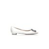 Hangisiflat Vita platta pumps i satin med spännen Hangisiflat Vita platta pumps i satin med spännen