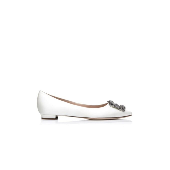 Hangisiflat Vita platta pumps i satin med spännen Hangisiflat Vita platta pumps i satin med spännen