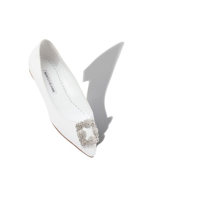 Hangisiflat Vita pumps i kalvskinn med smyckespänne Hangisiflat Vita pumps i kalvskinn med smyckespänne